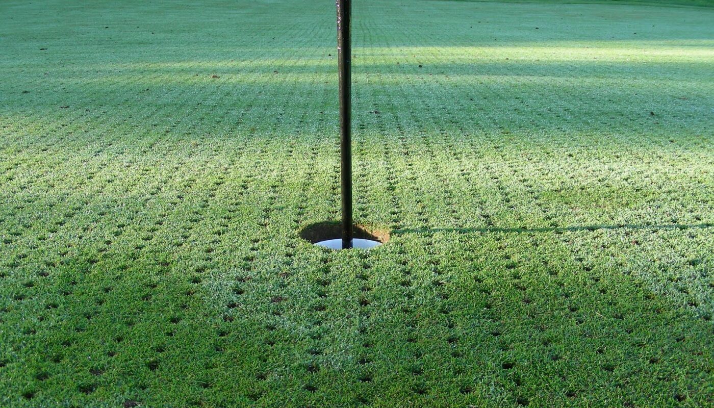 Stiamo carotando i green per assicurarci un campo in ottime condizioni